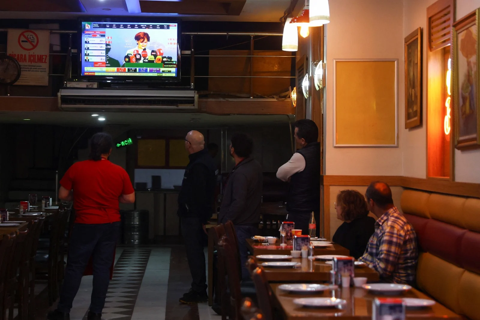 סועדים במסעדה באינסטנבול צופים במשדר הבחירות