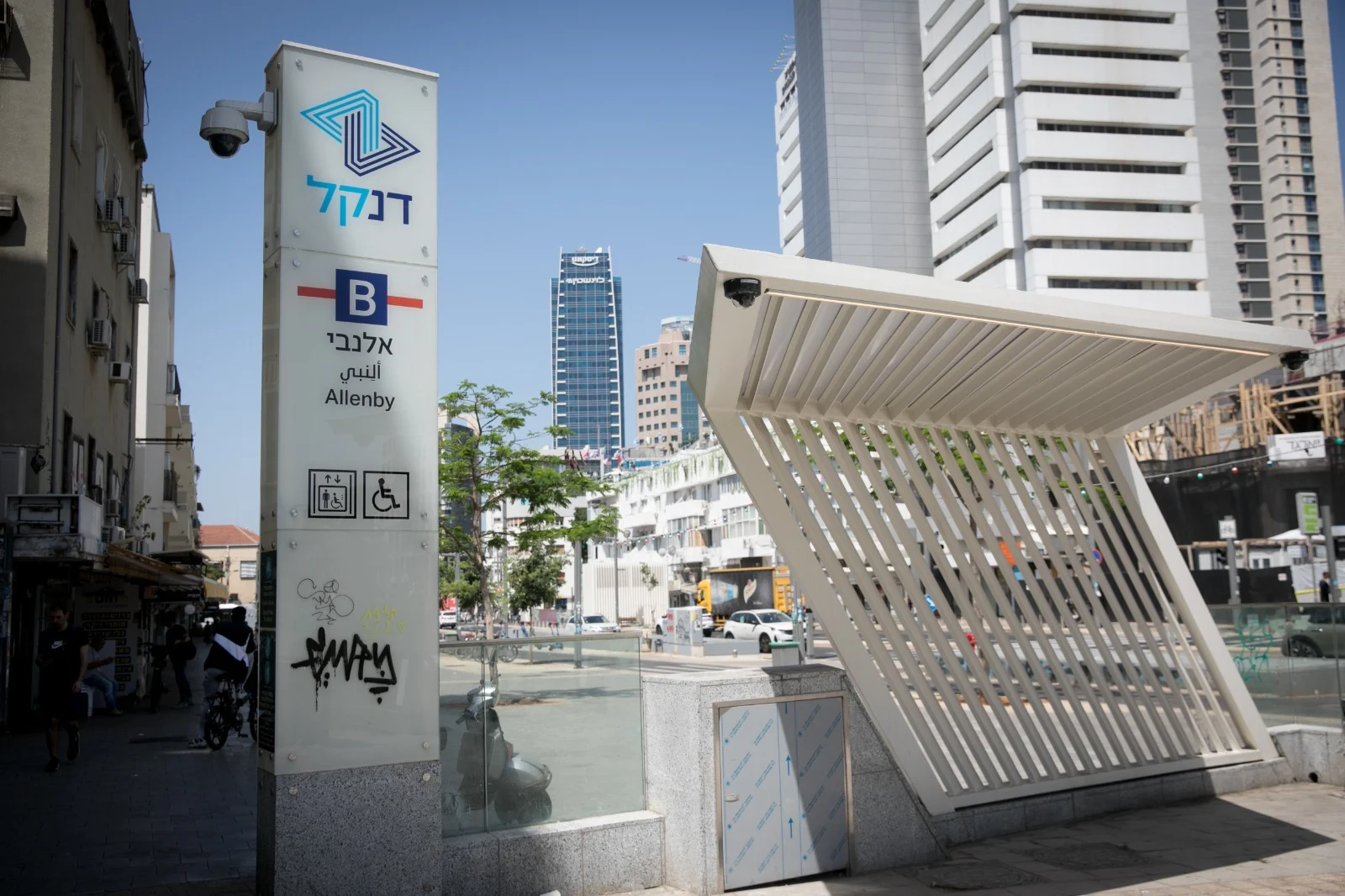 דנקל, תחנת אלנבי של הרכבת הקלה בתל אביב