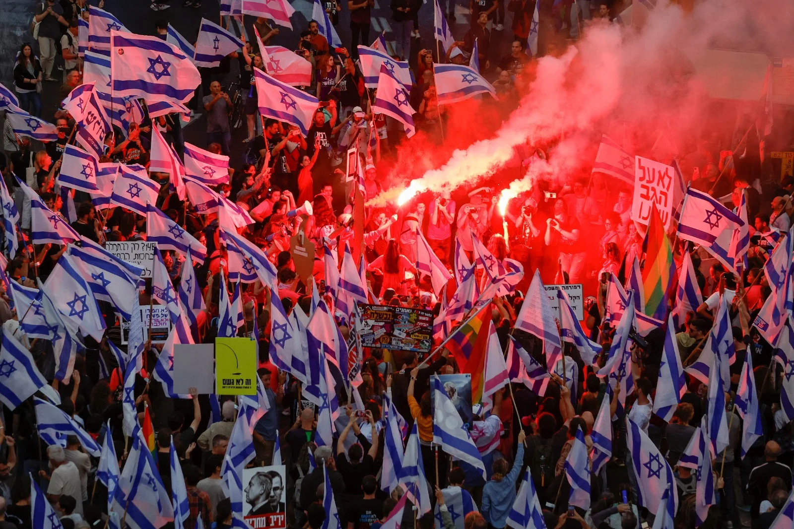 אלפים מפגינים בתל אביב
