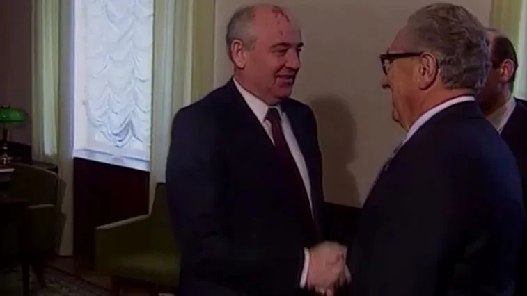 הנרי קיסינג'ר עם מנהיג ברית המועצות בוריס ג'ורבצ'וב