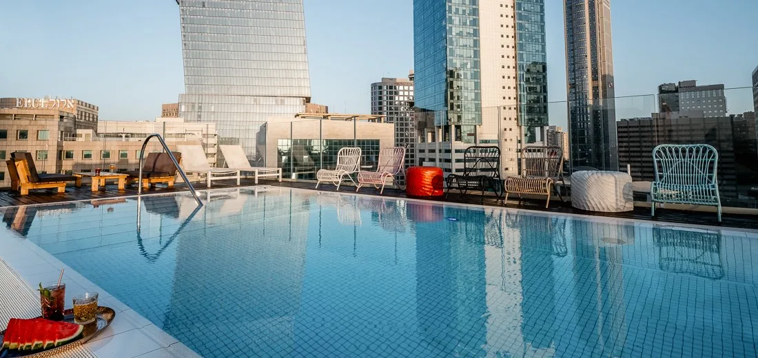 הבריכה של מלון אינדיגו תל אביב
