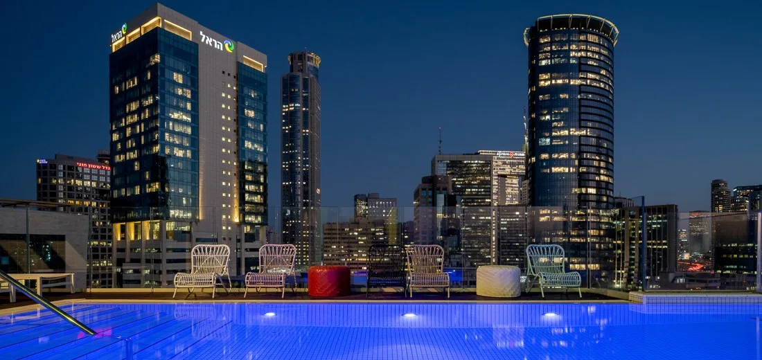 הבריכה של מלון אינדיגו תל אביב