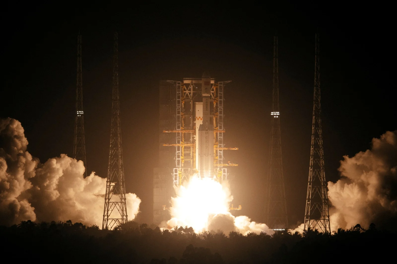 רקטת March-2F ארוכה הנושאת את החללית שנזו-16 ממריאה ממרכז שיגור הלוויין