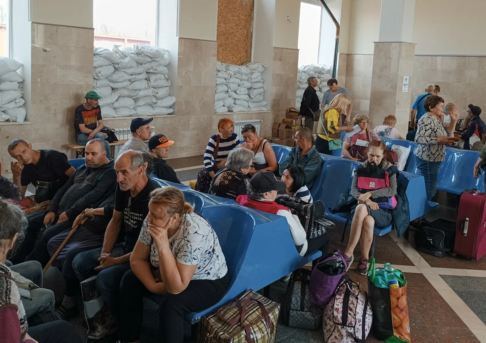אוקראינים מחכים לרכבת לפינוי