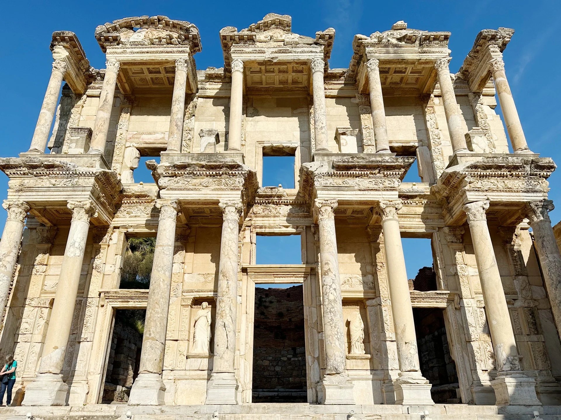 שרידי הסיפרייה באפסוס, קושדאסי