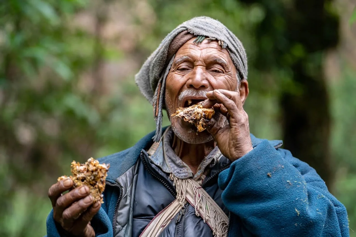 המסע בעקבות ציידי הדבש במצוקי ההימאליה בנפאל