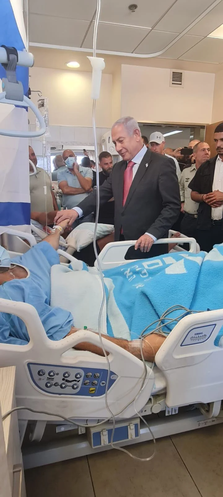 ראש הממשלה בנימין נתניהו בעת ביקור הפצועים מג'נין