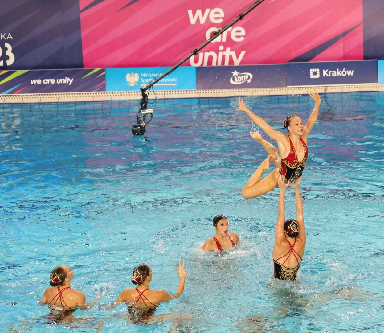 בנות נבחרת ישראל בשחייה אומנותית בפעולה