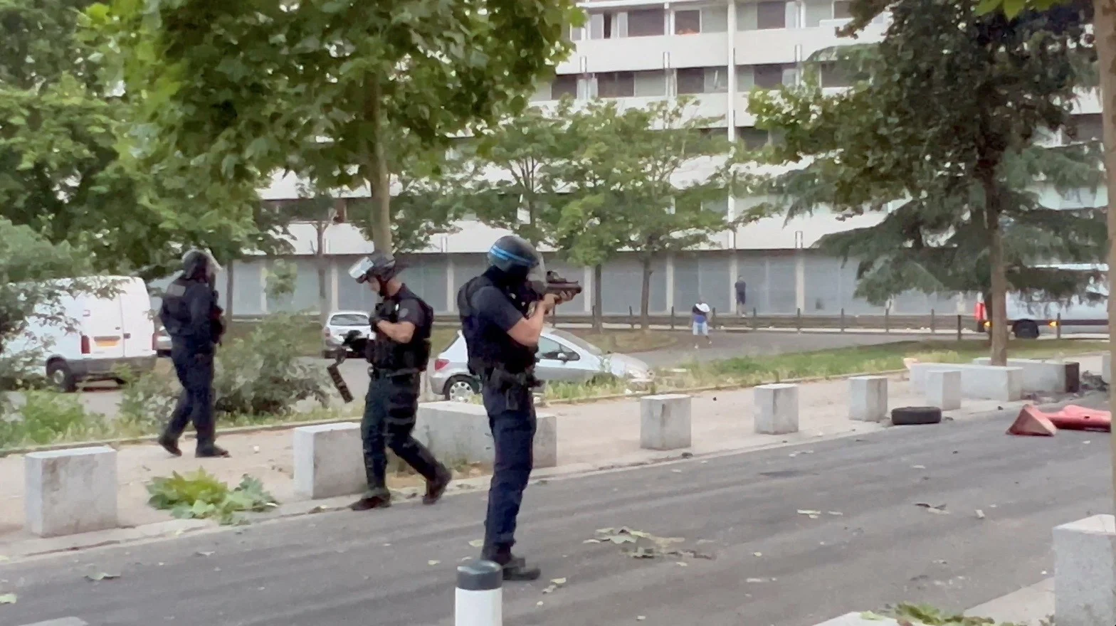 שוטרים צרפתים יורים אמצעים לפיזור הפגנות