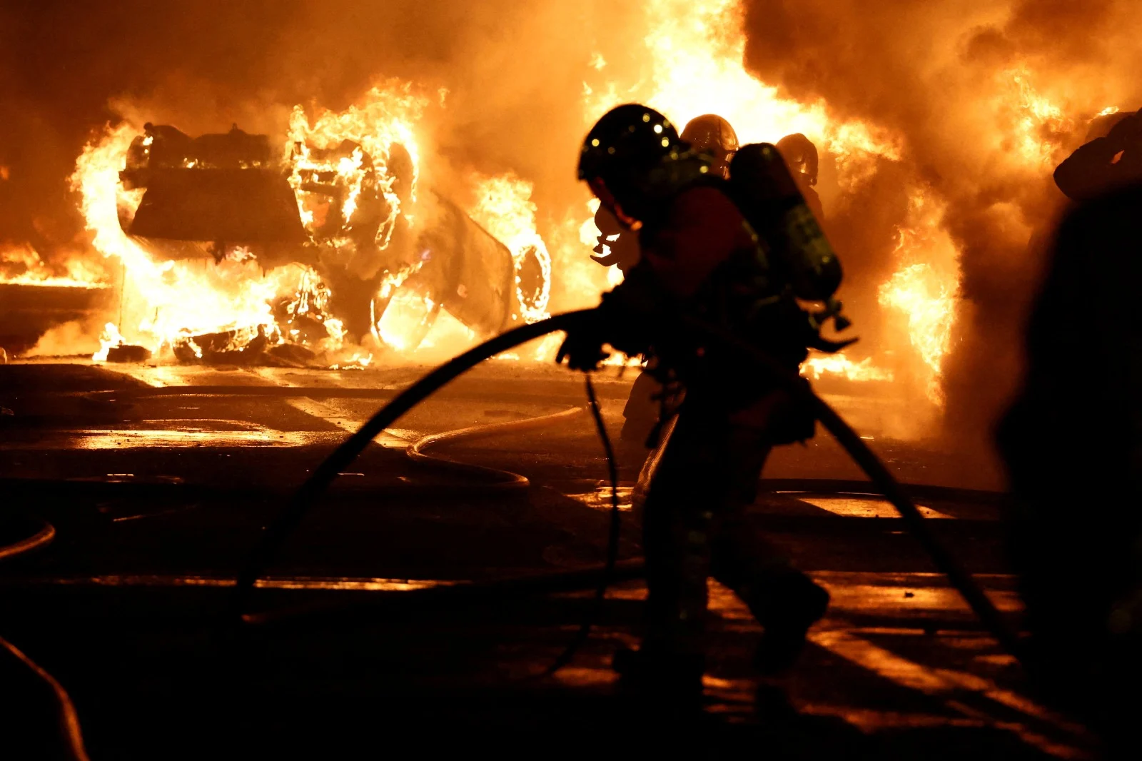 מכבי אש בצרפת בעת ההפגנות