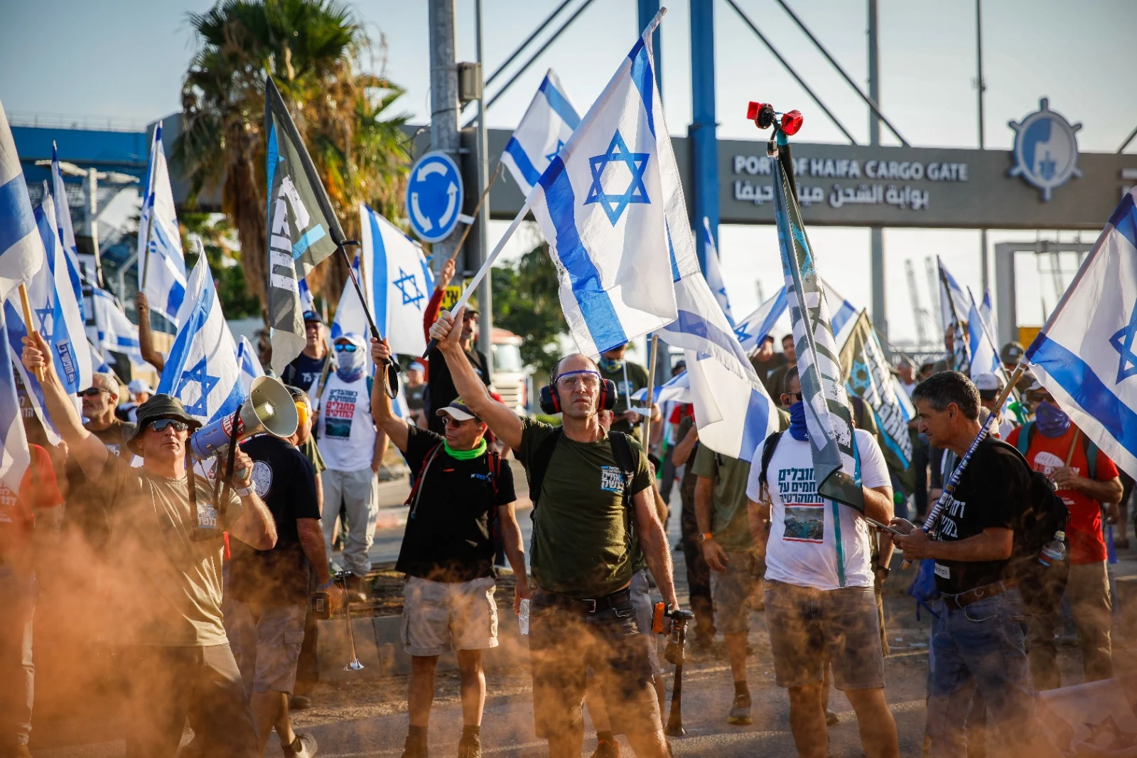 הפגנה נגד המהפכה המשפטית בנמל חיפה