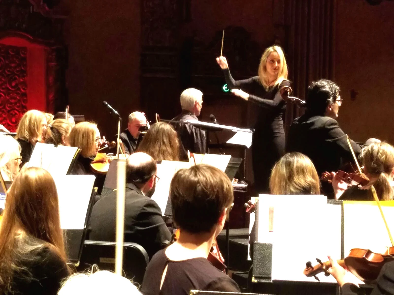 שרון פרבר מנצחת על תזמורת