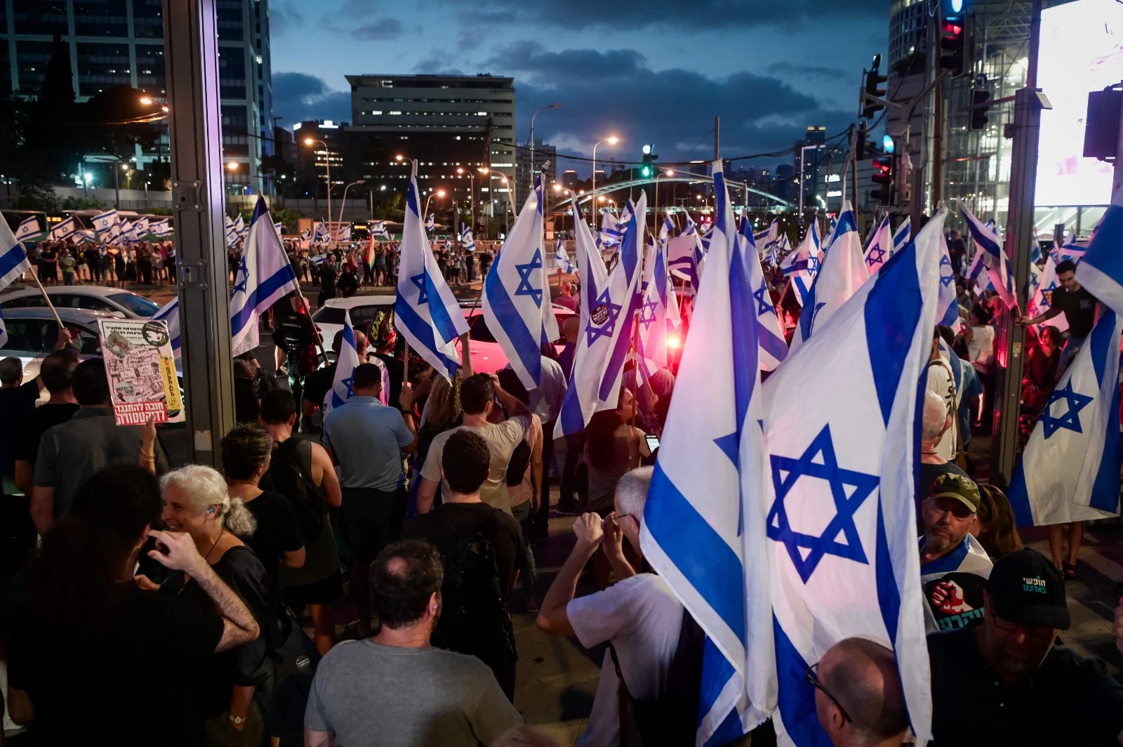 מפגינים בתל אביב נגד המהפכה המשפטית
