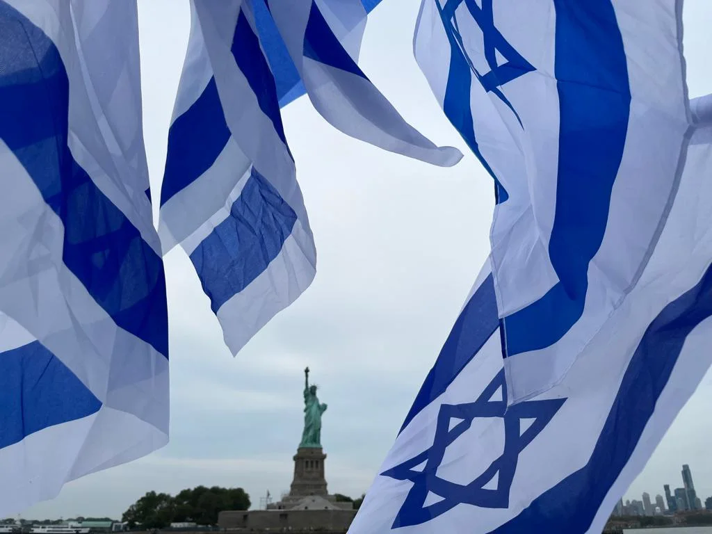 פסל החירות מוקף בדגלי ישראל ניו יורק ארצות הברית