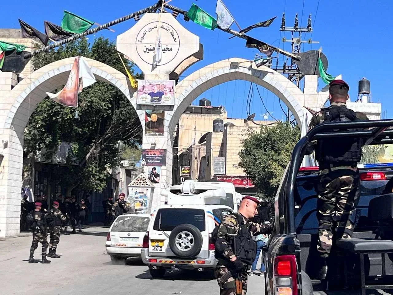 מנגנוני הביטחון הפלסטיניים ערוכים בכניסה למ״פ ג׳נין ממתינים ליור הרשפ