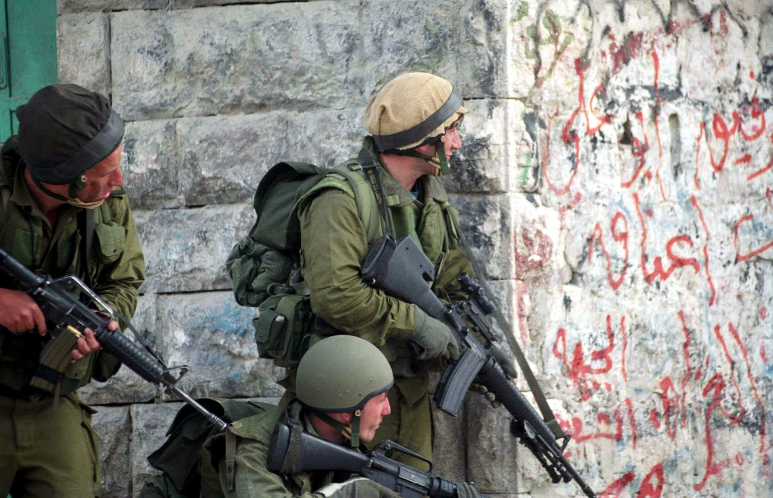 כוחות צה''ל בכפר יטא במהלך מבצע ''חומת מגן''