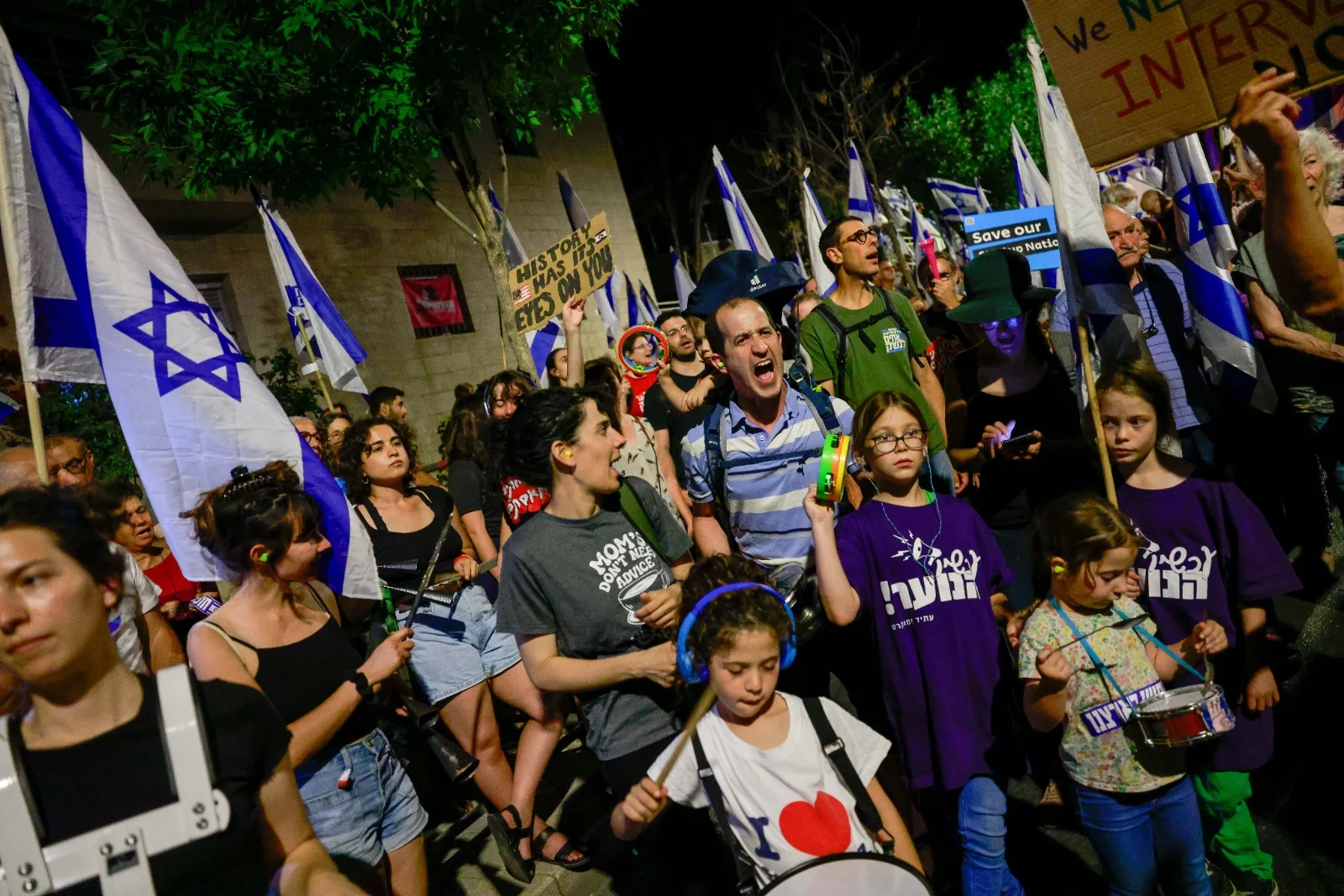 מפגינים נגד המהפיכה המשפטית ליד בית ראש הממשלה בירושלים