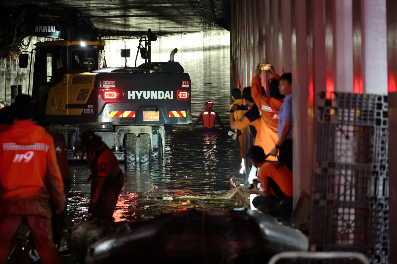 החילוץ מתוך המנהרה שהוצפה בדרום קוריאה