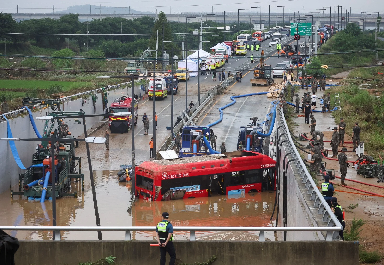 אוטובוס שנתקע במנהרה בדרום קוריאה וחולץ
