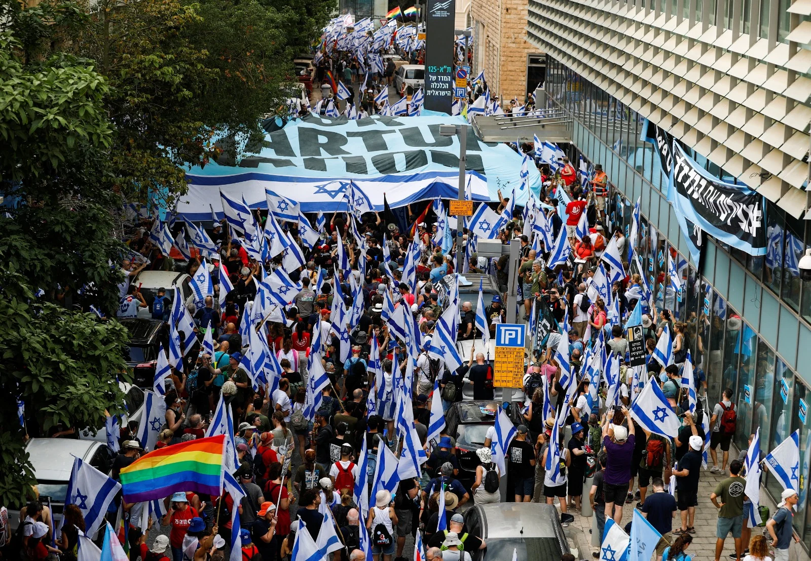 מפגינים בבורסה לניירות ערך בתל אביב
