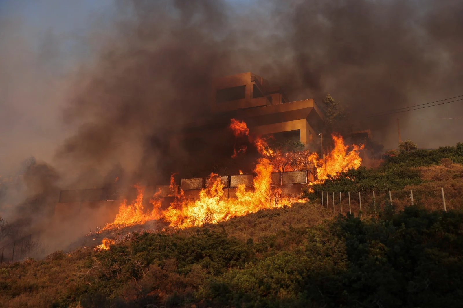 בית נשרף ביוון