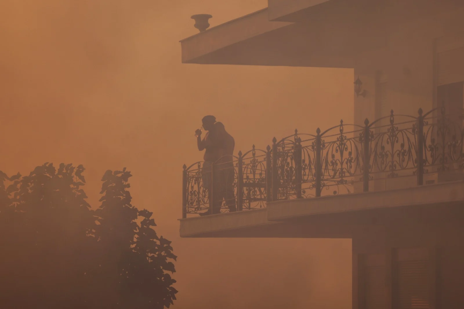 אדם המתגורר באזור השריפות ביוון
