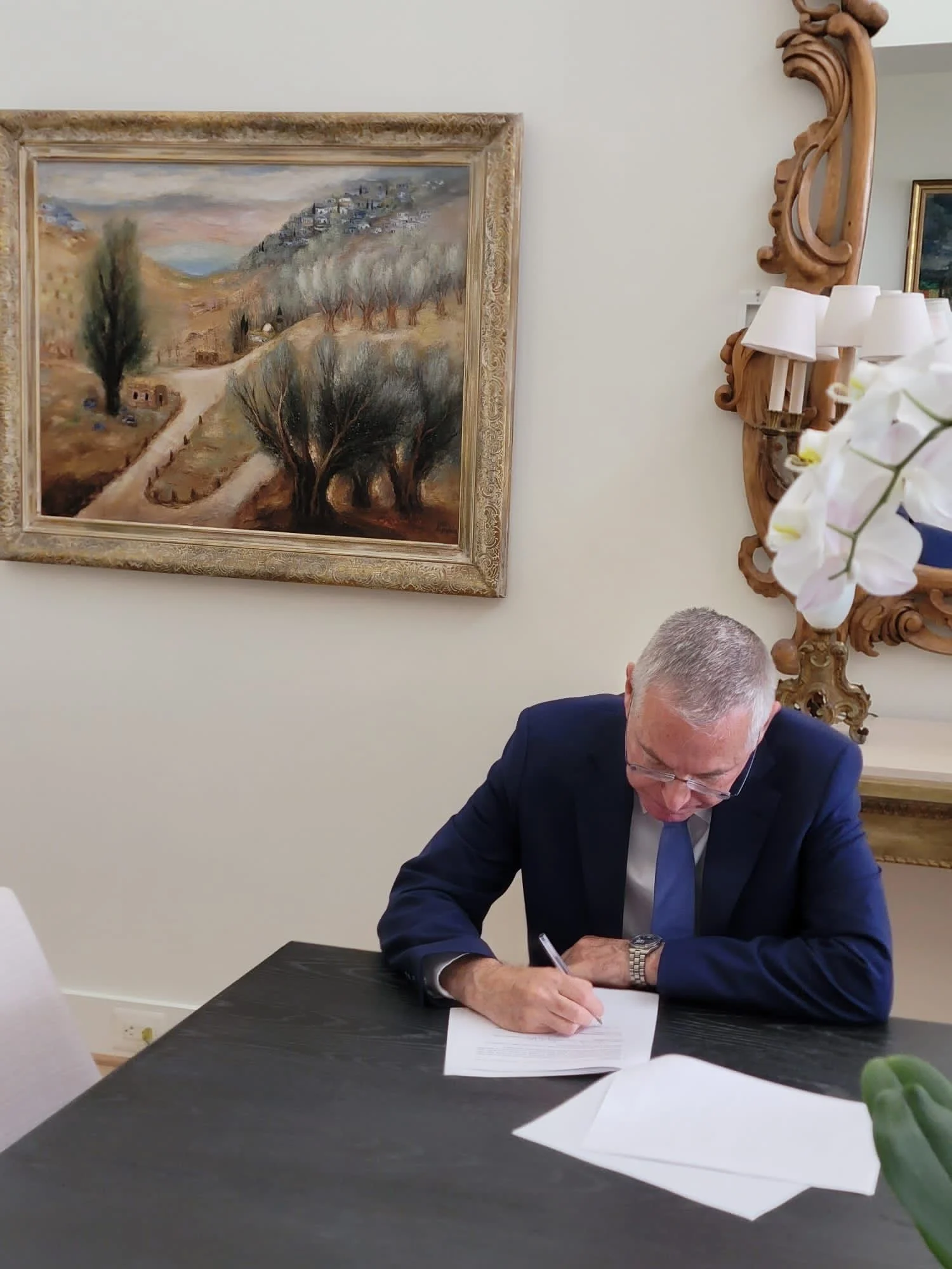 שגריר ישראל בארה''ב מיכאל הרצוג חותם על הסכם ההדדיות