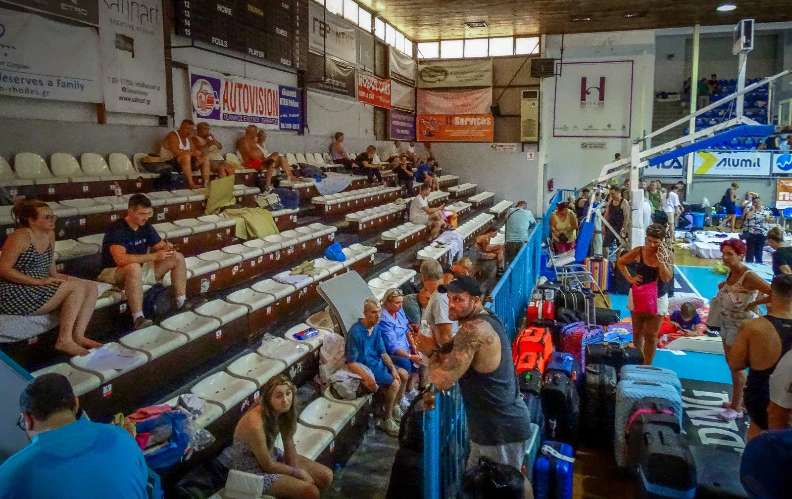 תיירים תופסים מקלט באצטדיון באי רודוס יוון