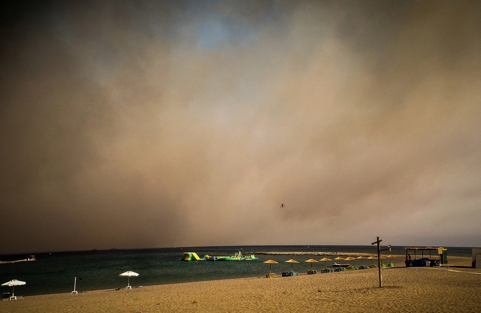 עשן כבד בחוף ברודוס יוון
