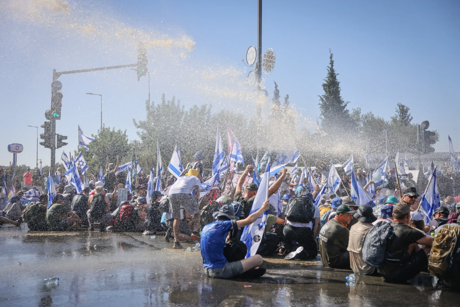 מפגינים נגד המהפכה המשפטית הבוקר מול הכנסת