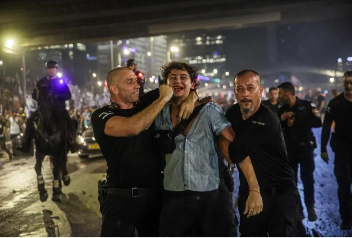 שוטר מכה באגרוף את אמיתי עבודי, בן 18, בהפגנה בת''א