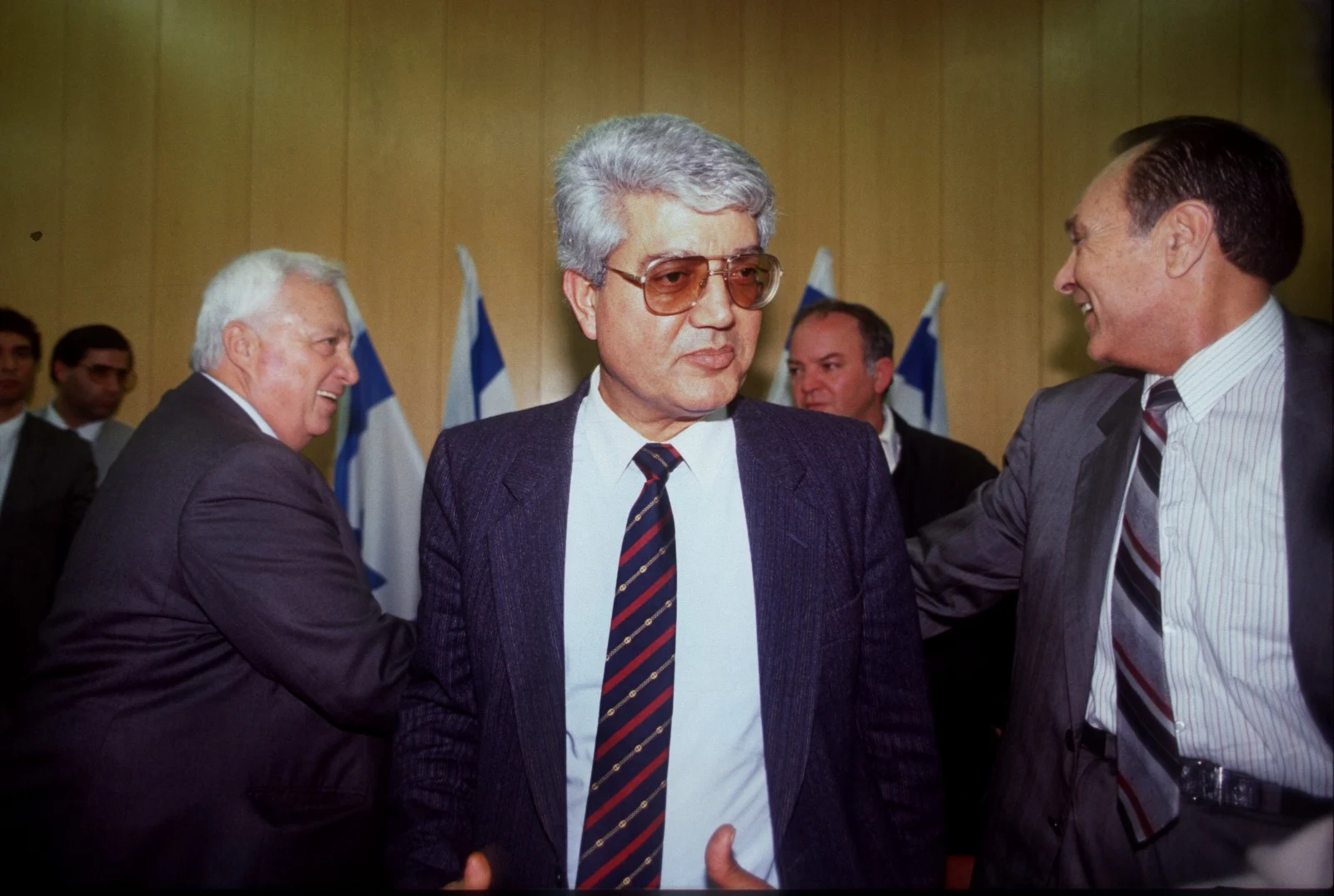 דוד לוי ב-1987, לצידם של אריאל שרון ויצחק מודעי