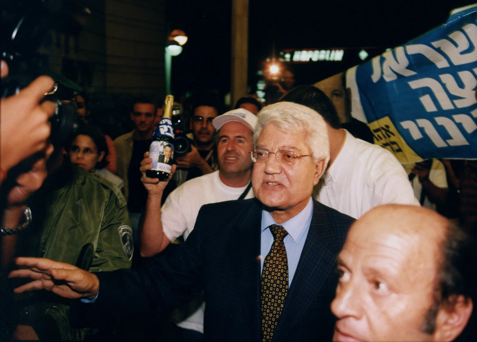 השר דוד לוי במהלך קמפיין הבחירות ב-1999
