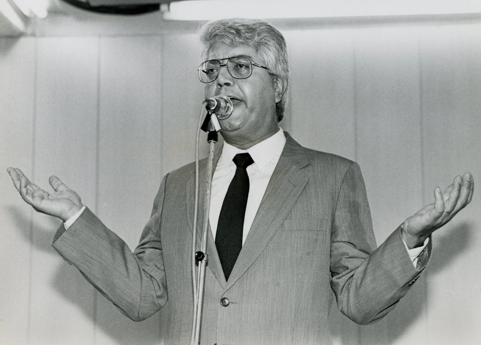 השר לשעבר דוד לוי, 1986