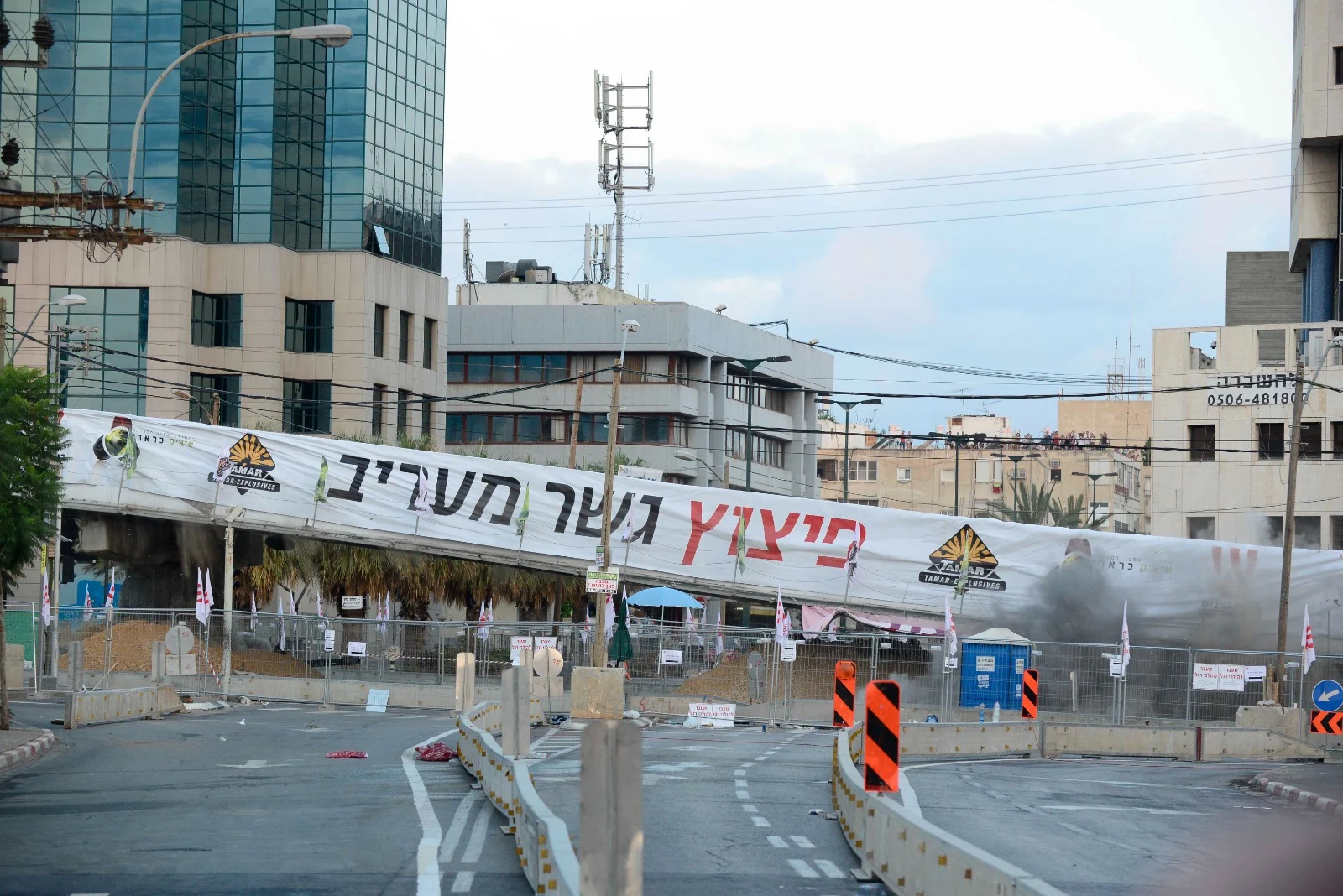 פיצוץ גשר מעריב בתל אביב בתחילת העבודות על הקו האדום, 2015