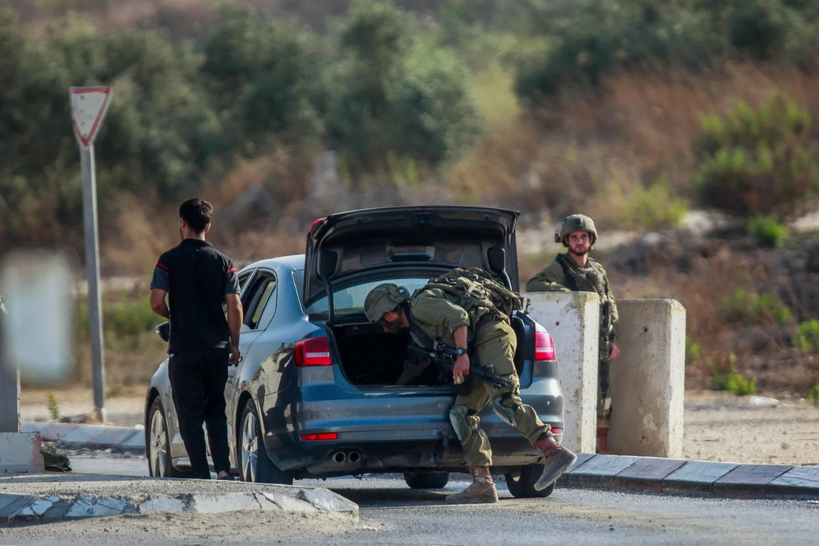חיילים בודקים רכב במחסום מחוץ לכפר חווארה לאחר הפיגוע