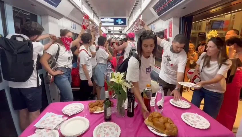 מפגינים עורכים סעודת שבת ברכבת הקלה