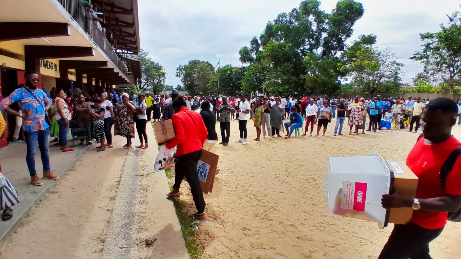 אזרחי גבון מצביעים בבחירות השבוע