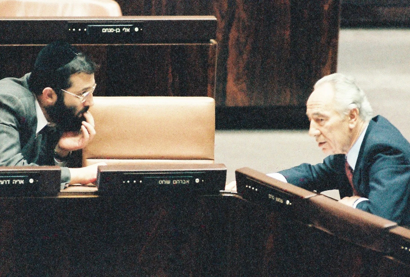 השרים שמעון פרס ואריה דרעי במליאת הכנסת, 1993