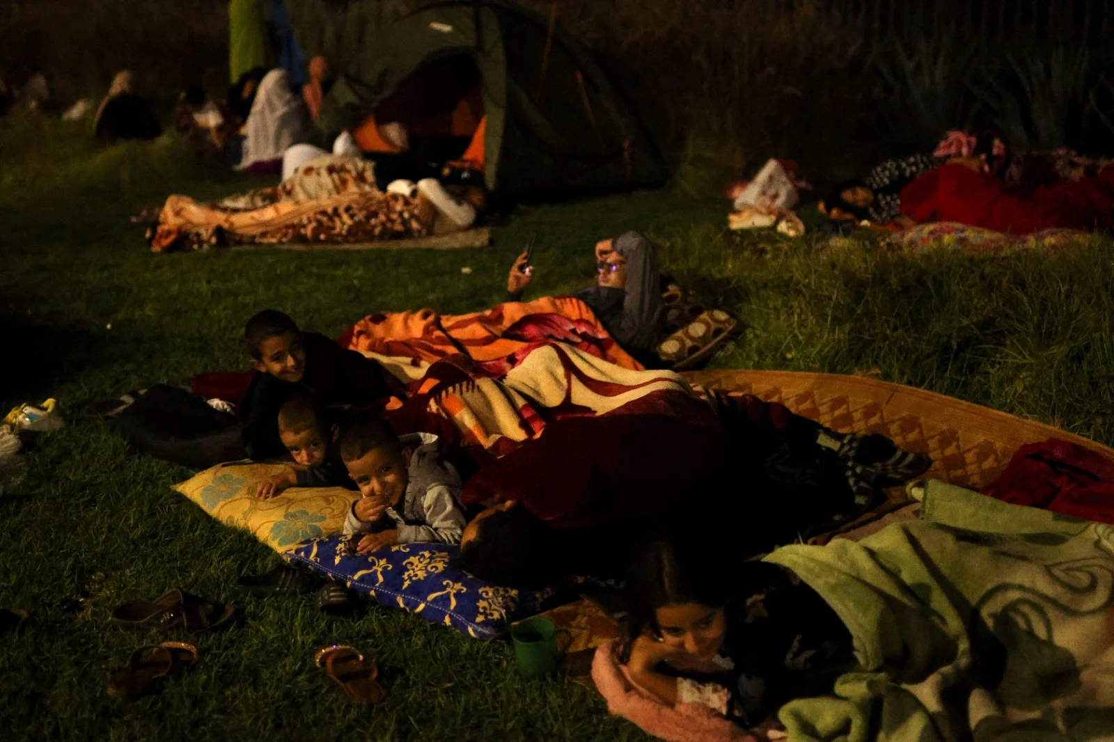 תושבי מרקש ישנים ברחוב בלילה שאחרי רעידת האדמה