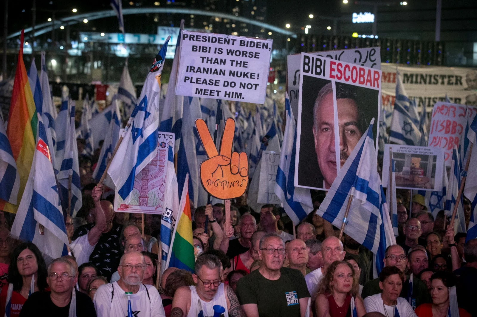 מפגינים נגד המהפכה המשפטית בתל אביב
