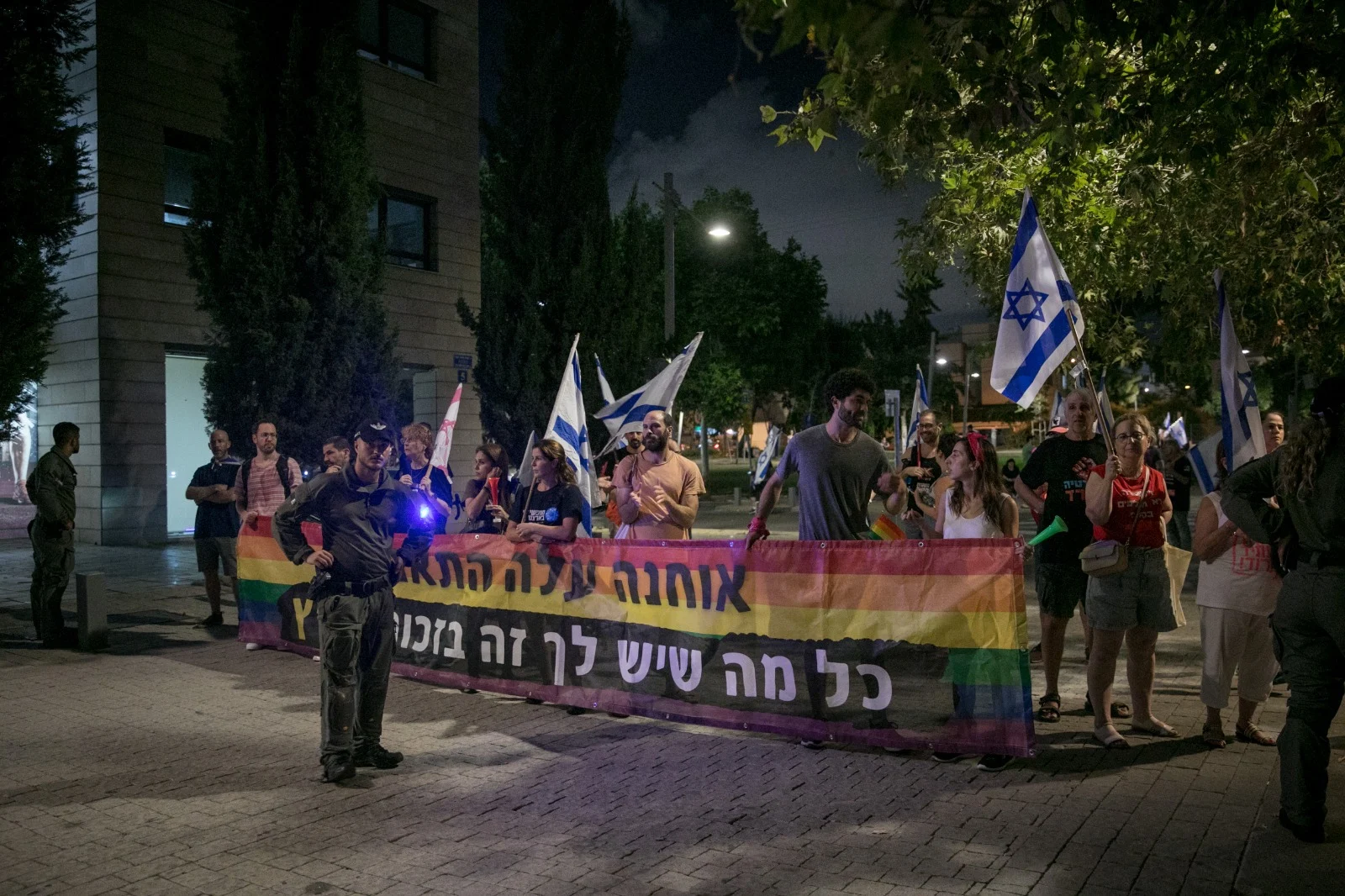 מפגינים מול בית יו''ר הכנסת אמיר אוחנה