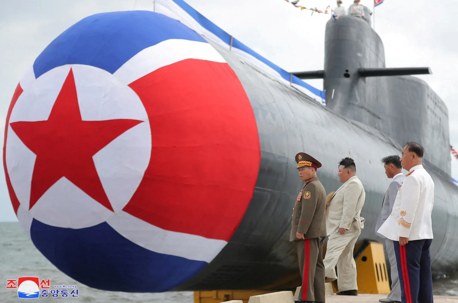 קים ג'ונג און בטקס שיגור של צוללת תקיפה גרעינית טקטית חדשה בצפון קוריאה