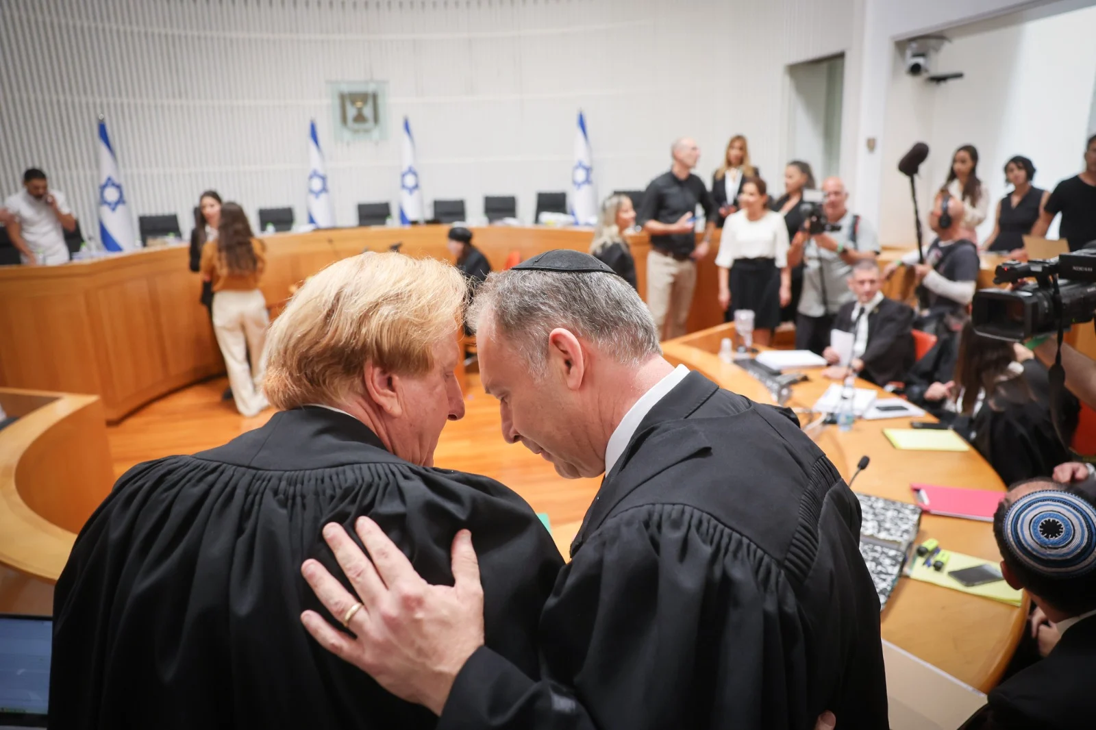 עורכי הדין אליעד שרגא ואילן בומבך הבוקר בבית המשפט