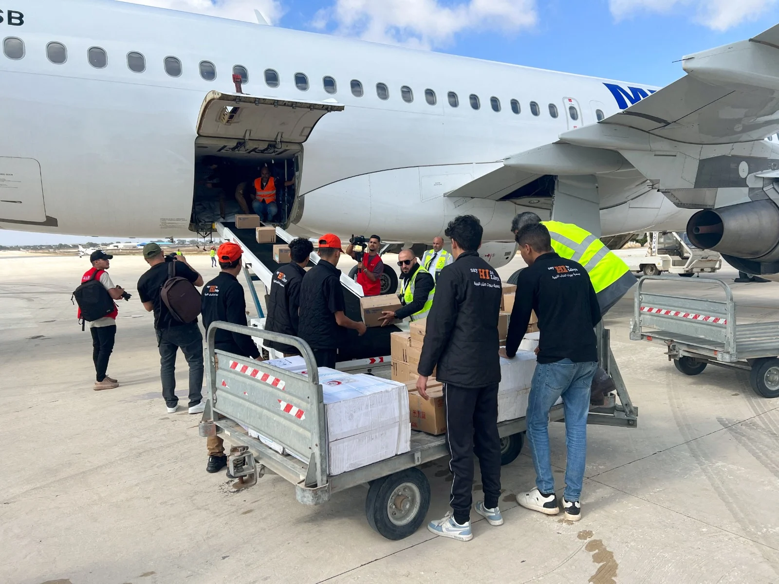 מטוס עם סיוע רפואי בנמל התעופה ''אל אברק'' בלוב