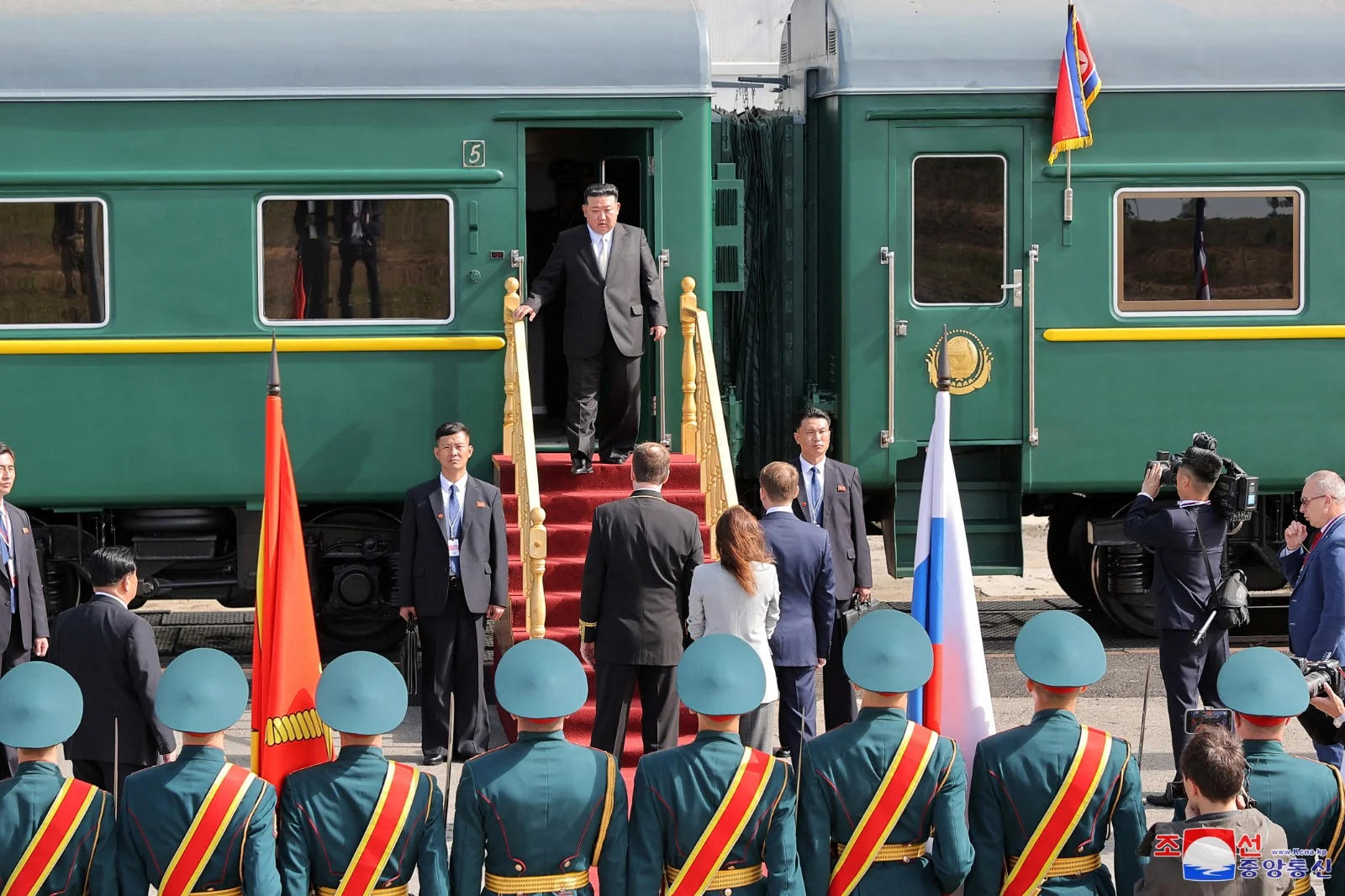 קים ג'ונג און יורד מהרכבת שלו במחוז אמור שבמזרח הרחוק הרוסי, לקראת פגישתו עם פוטין