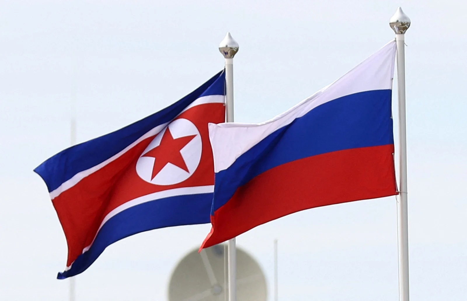דגלי רוסיה וצפון קוריאה