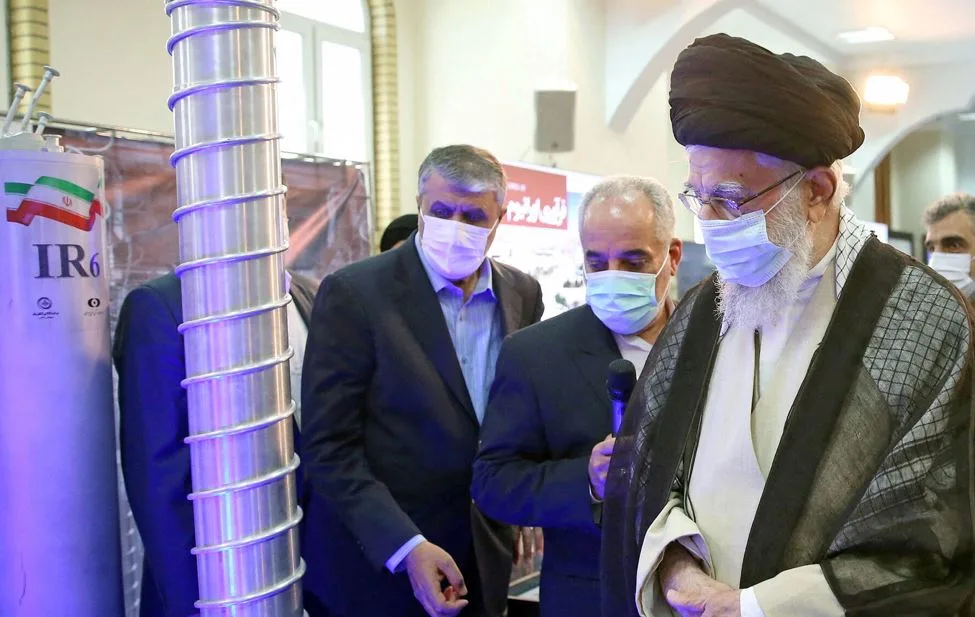 המנהיג העליון של איראן, עלי חמינאי, במתקן גרעין באיראן