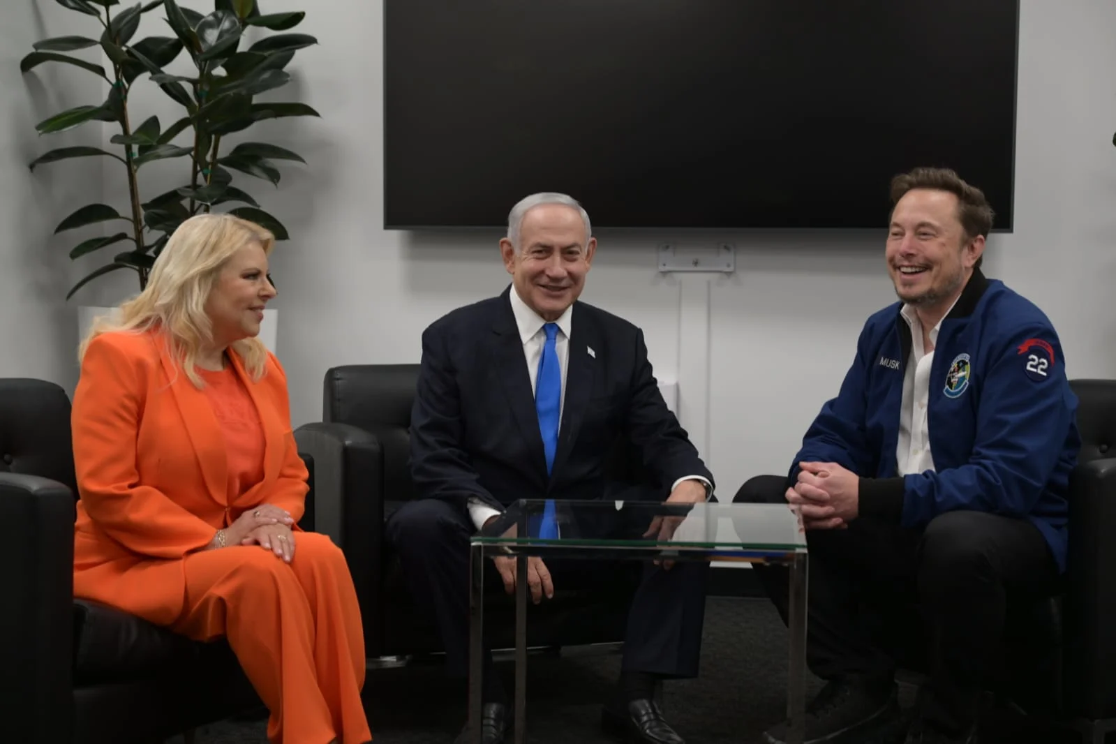 ראש הממשלה בנימין נתניהו ורעייתו שרה בפגישה עם היזם אילון מאסק