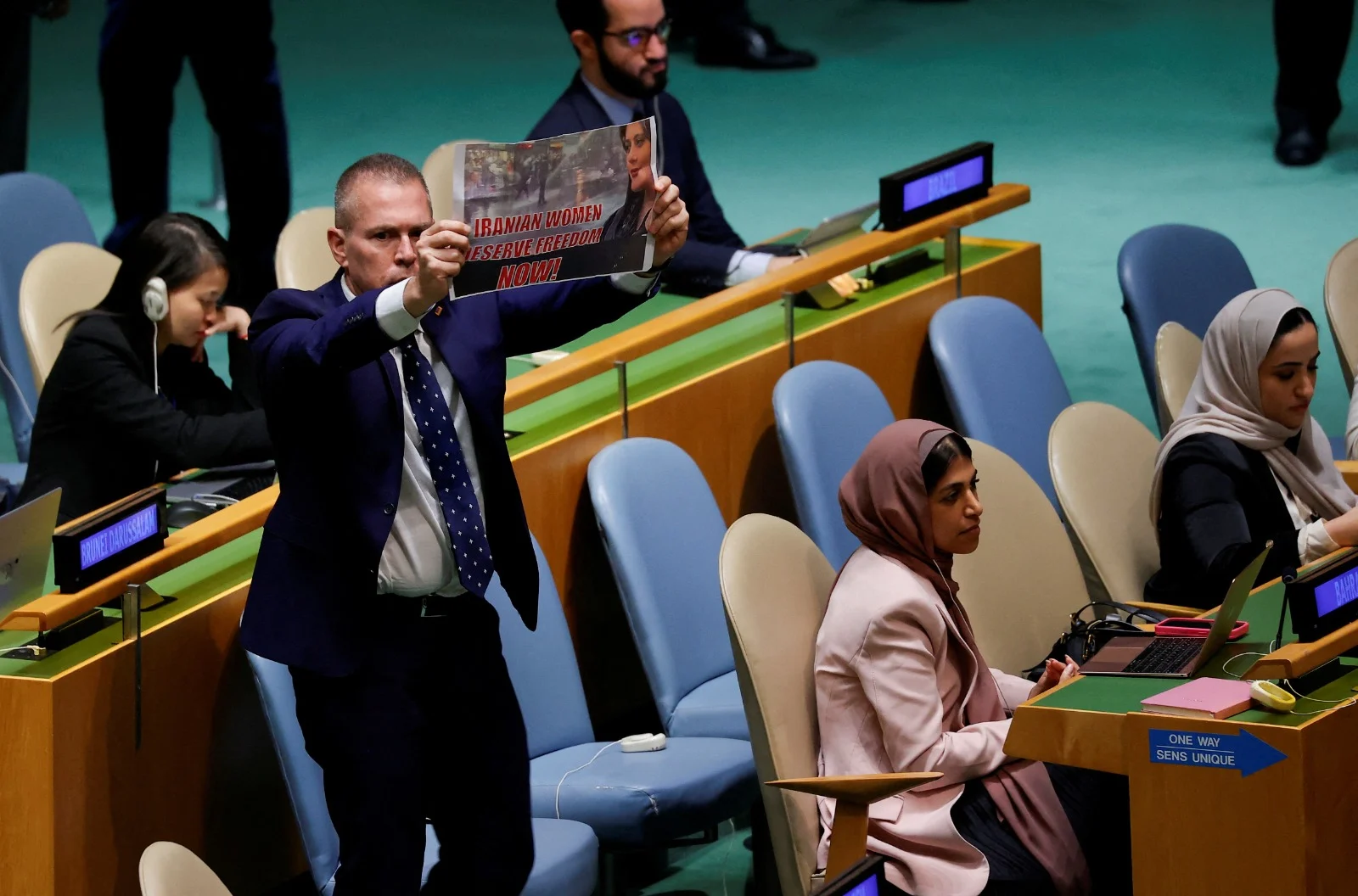 שגריר ישראל באו''ם גלעד ארדן ושלט המחאה